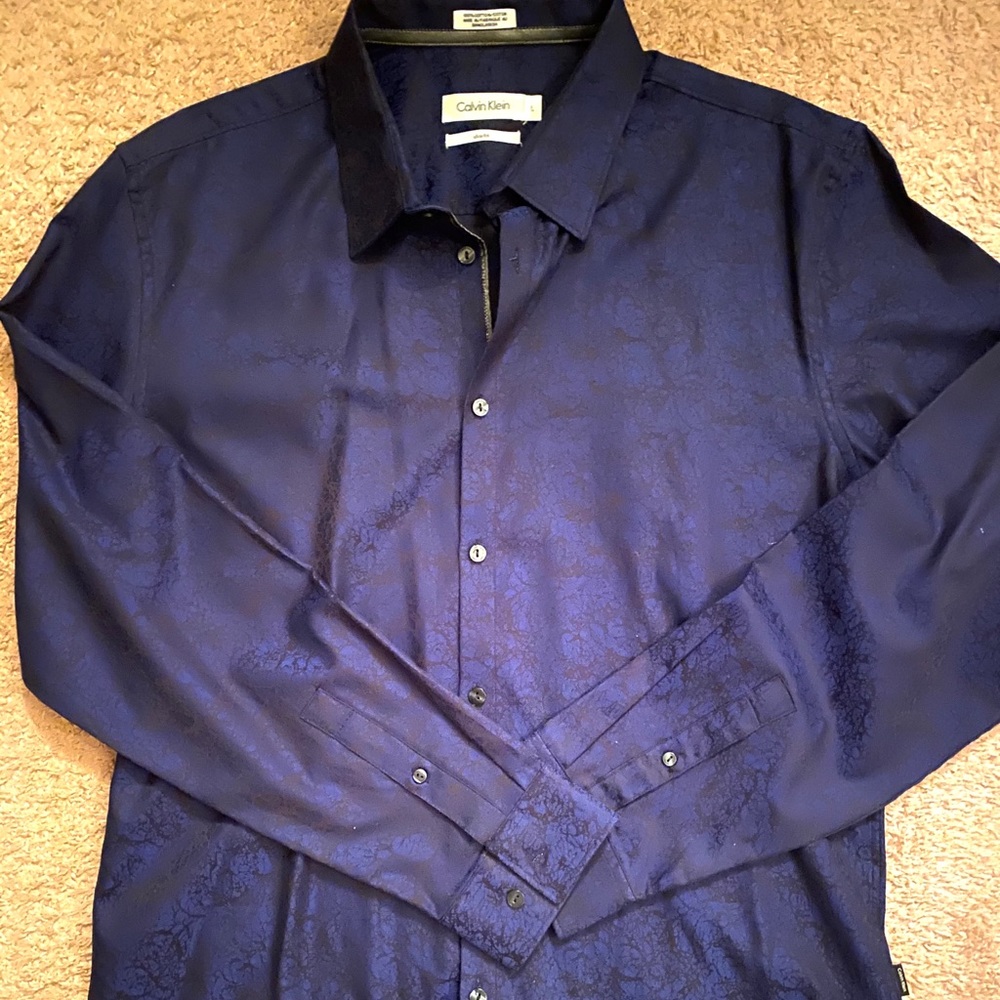Calvin Klein Slim Fit. Large. Has a color effect.